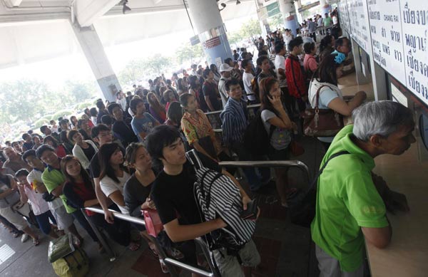 Thousands flee Bangkok floodwaters