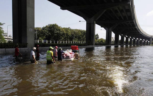 Thousands flee Bangkok floodwaters