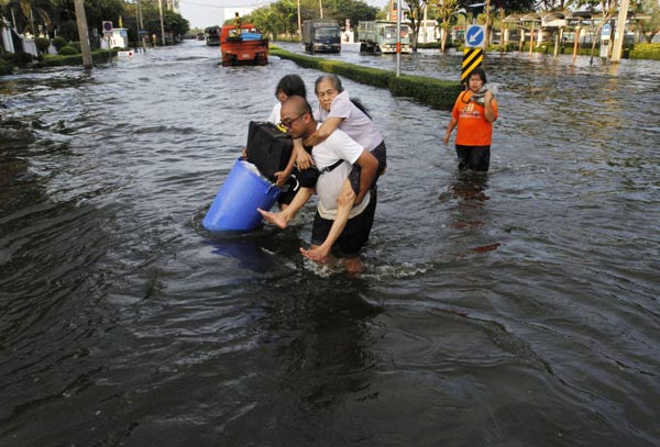 Thousands flee Bangkok floodwaters