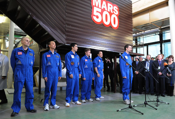 Mars crew 'lands' after 520 days in isolation