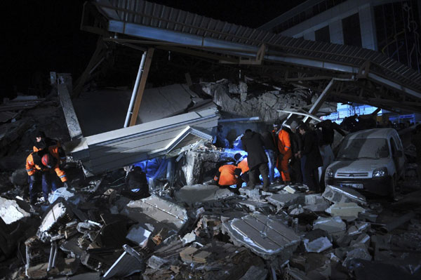 Turkey earthquake kills at least 3, dozens trapped
