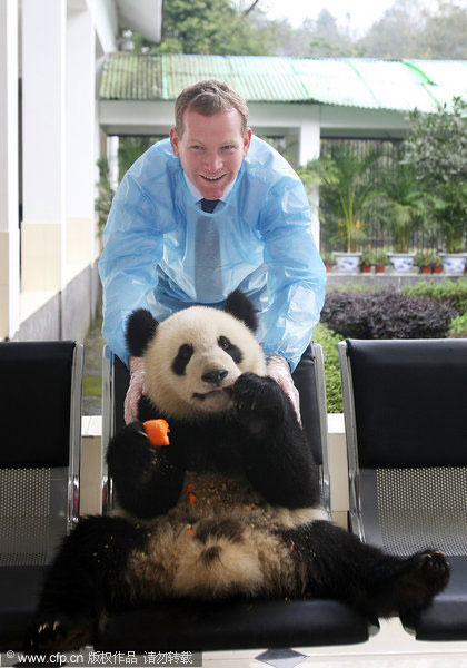 British minister visits pandas to be sent to Edinburgh