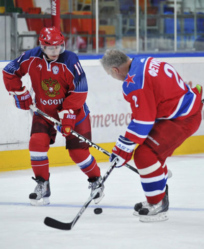 Putin trains with Russian ice hockey legends