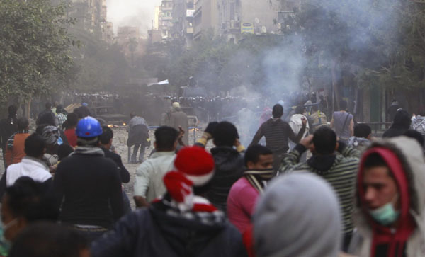 Egyptian police battle protesters, 33 dead