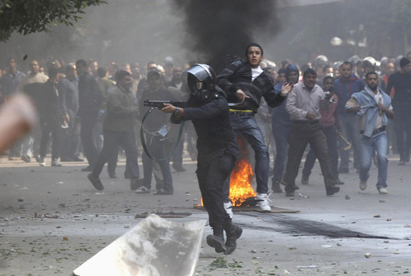 Egyptian police battle protesters, 33 dead