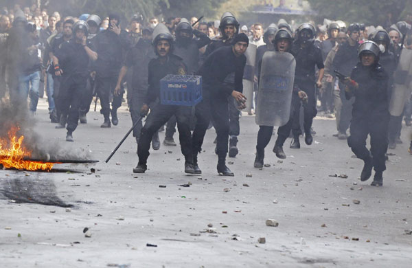 Egyptian police battle protesters, 33 dead