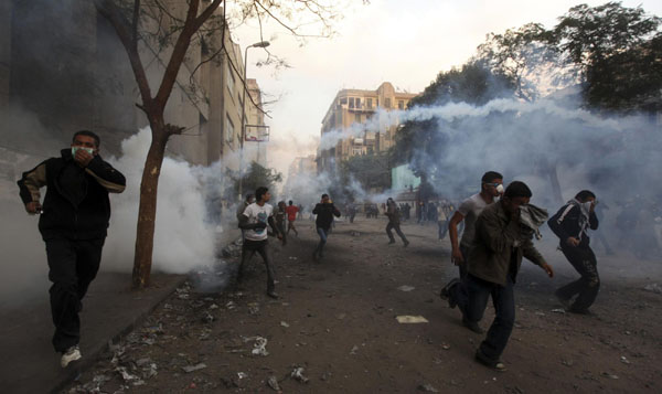 Egyptian police battle protesters, 33 dead