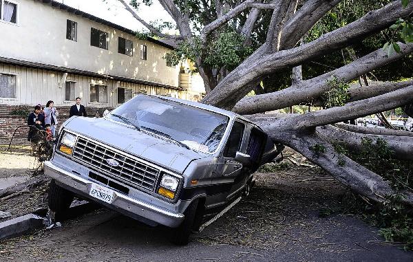 Winds knock out power in S California