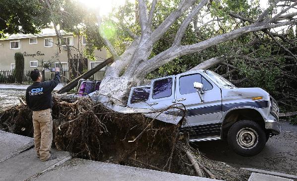 Winds knock out power in S California