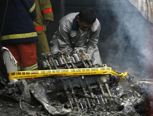 Plane crashes into Philippines slum, 13 dead