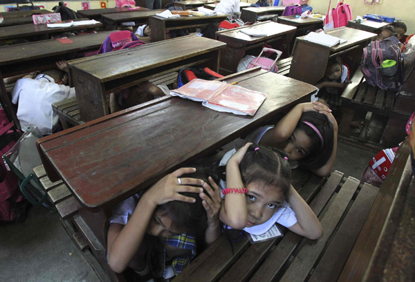 Quake drill at elementary School in Manila