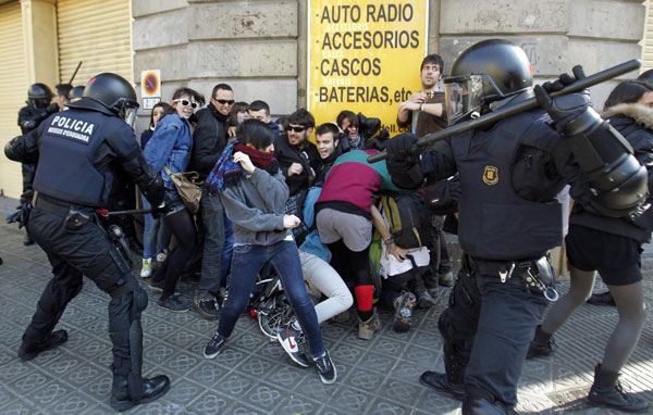 Students, police clash in Barcelona