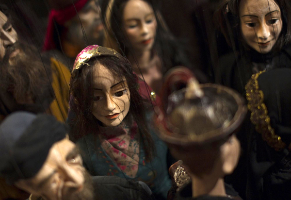 Iranian puppet performance