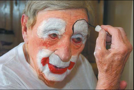 World's oldest clown is still making them laugh