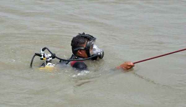 Search for survivors after Indian ferry sinks