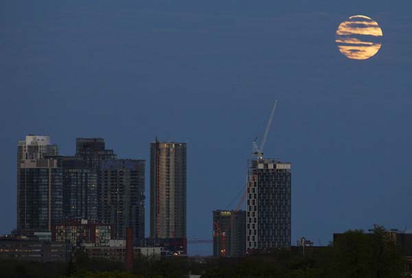 'Super Moon' lights up Saturday's night sky