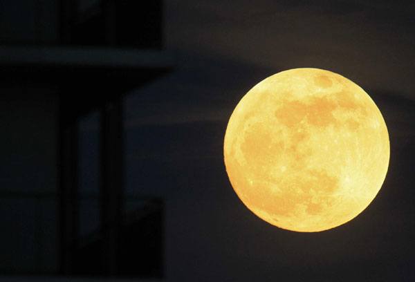 'Super Moon' lights up Saturday's night sky