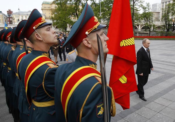 Putin lays wreath at Tomb of Unknown Soldier