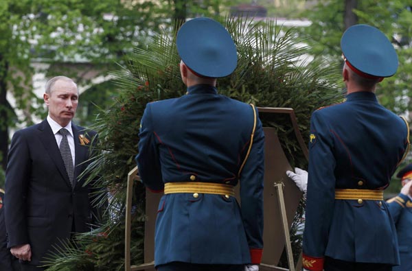 Putin lays wreath at Tomb of Unknown Soldier