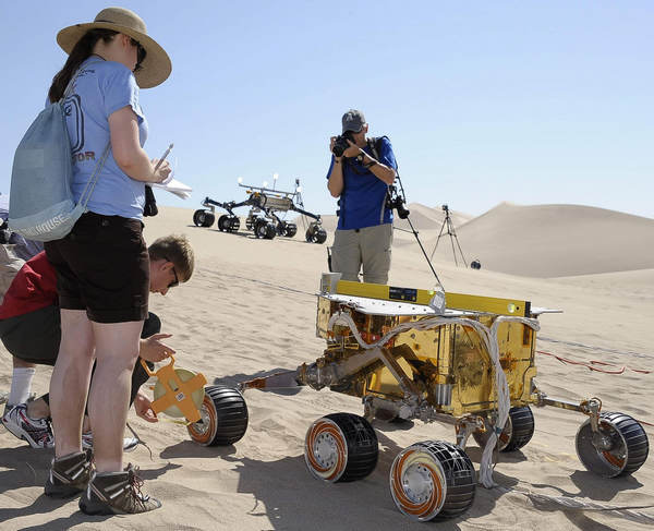 Mars rover 'Curiosity' tested in desert