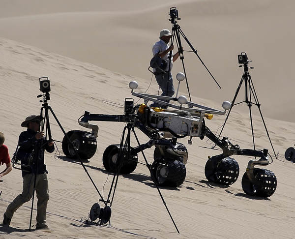 Mars rover 'Curiosity' tested in desert