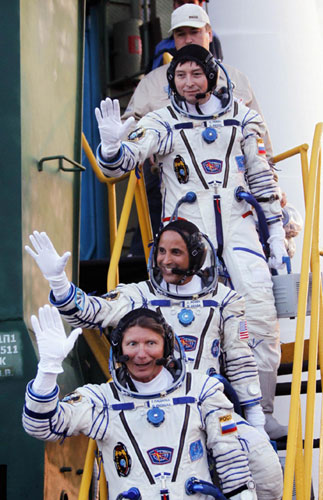 US, Russian crew blast off for space station