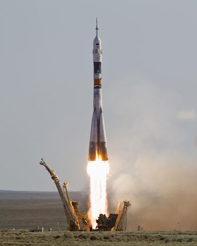 US, Russian crew blast off for space station