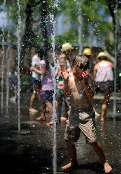 New York heat draws people to water