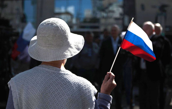 Russians mark Flag Day