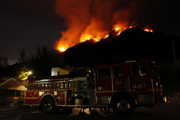 Fire burns Angeles National Forest in US