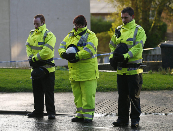 British fugitive shoots dead 2 unarmed policewomen