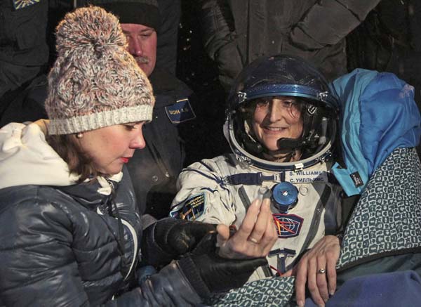 Astronauts return safely to Earth