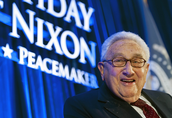 Kissinger leads toasts at Nixon centenaryo