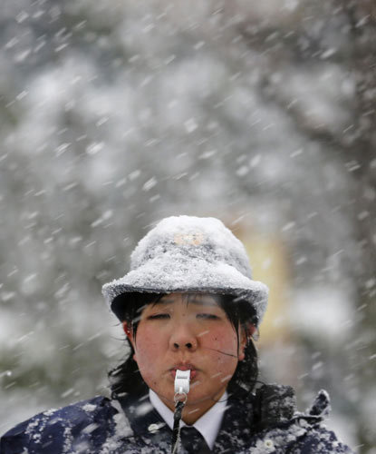 Heavy snow impacts on traffic in eastern Japan