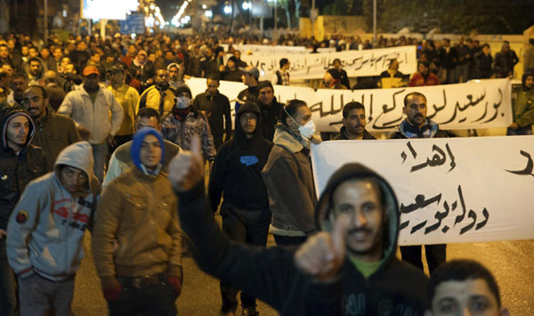 Egyptian protesters defy curfew