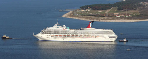 Crippled Carnival cruise ship limps into Alabama