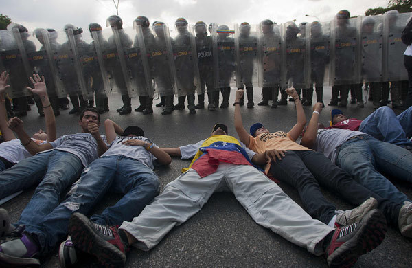 Venezuelan rivals rally supporters