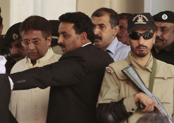 Pakistani court orders Musharraf's arrest