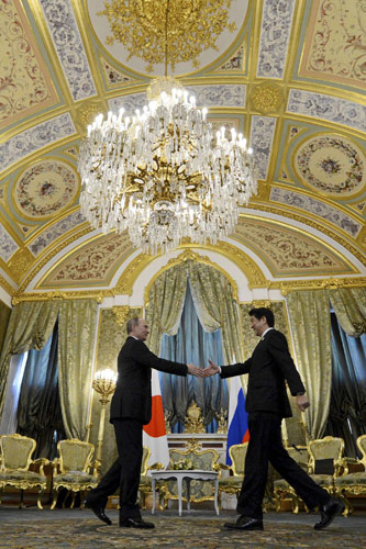 Russia, Japan try to bridge gaps on thorny issues
