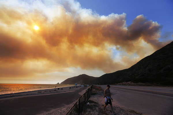 Wildfire rages northwest of Los Angeles