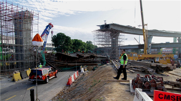 Cross-sea bridge collapses in Malaysia