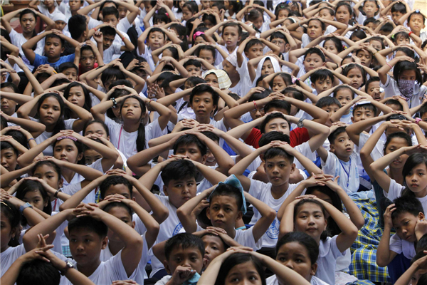 Philippine students take part in earthquake drill