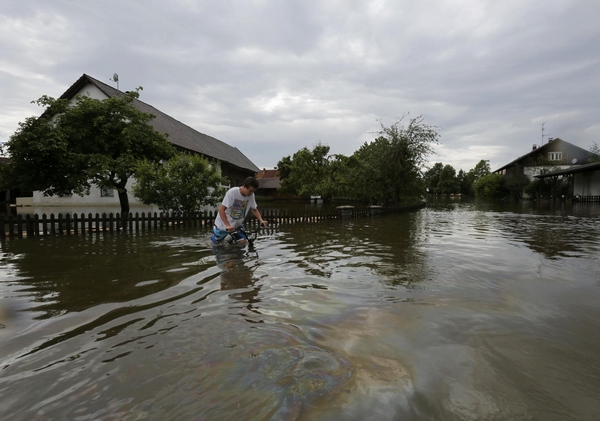 Worst floods in a decade continue in Germany