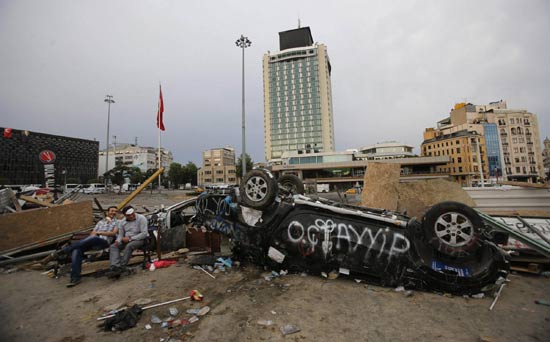 Turkish police fight protesters, clear square