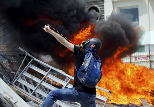 Turkey police storm protest square in new clashes