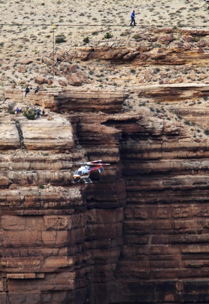 Man completes tightrope walk near Grand Canyon