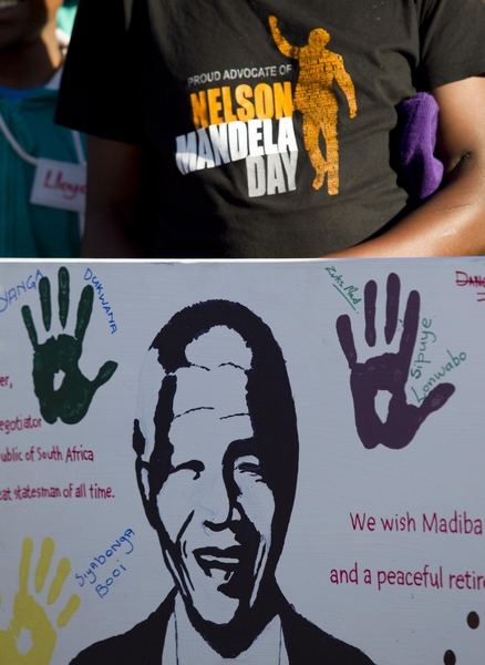 People pay respect to Mandela