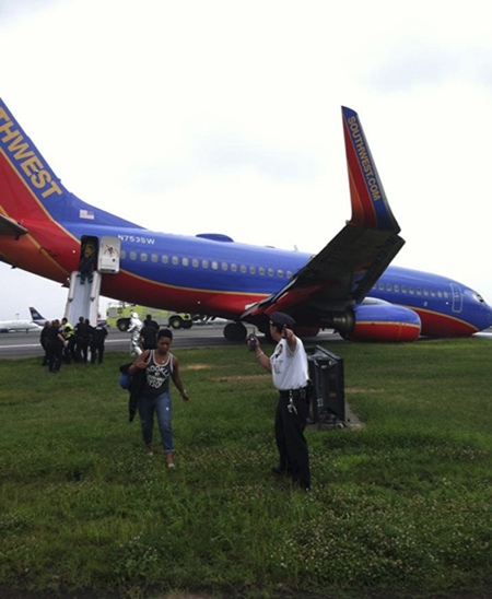 Plane's front gear collapses in LaGuardia landing