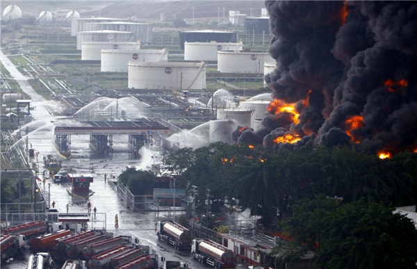 Lightning starts fire at Venezuela refinery