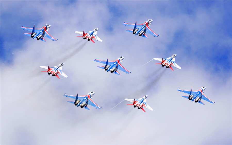 Moscow air show opens with flight demonstrations